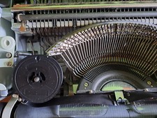 Vintage 70er Olympia Traveller de Luxe mit Koffer