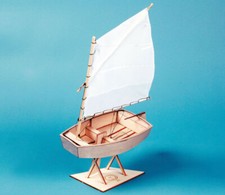 Holz Schiff - Segelboot Optimist Segeljolle 1:10 Holz Bausatz
