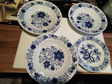 3 tiefe Teller mit Blumenmuster und 1 kleiner Teller mit Zwiebelmuster,weiß/blau