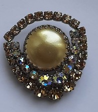 Alte mehrfarbige Strassbrosche in einem guten Zustand