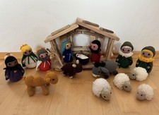 Weihnachts Holz Krippe mit 15 Krippenfiguren Figuren gehäkelt Weihnachten