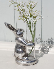 Osterhase Hase mit Blumenvase