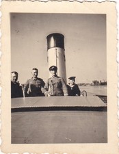 Besatzung auf Kommandobrücke
