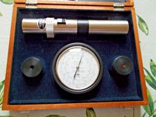 Brüel & Kjaer Pistonphone, Adapter und Barometer in Holzkiste