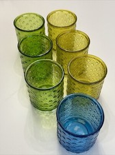 Gläser bunt und dekoriert