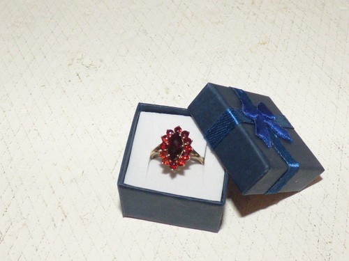 Ring besetzt mit granat - granat, (333)