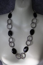 HALSKETTE SILBER FARBEN MIT SCHWARZEN ELEMENTEN CA. 70 CM LANG MASSIV OPTIK