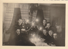 2x Fotos RAD Soldaten auf Stube mit Weihnachtsbaum 1941/42 Christbaum 2WK