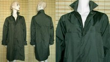 GRÜNBRAUNER REGENMANTEL -