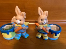 2 Osterhasen aus Gips/Ton/Steingut m.kl. Töpfchen/Nest, einer davon geklebt