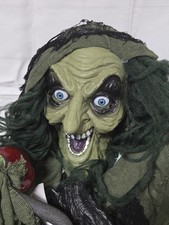 Halloween Hexe 183cm hängend DELUDERE Licht und Sound Scary Face gruselig neu