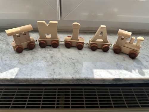 Buchstabenzug aus holz - aus, holz,
