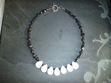 weiße Koralle/Onyx/Hämatit/Lava-Kette, glänzend und matt schwarz-weiß-silber