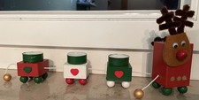 handgefertigte Weihnachtsdekoration: Rentier-Zug aus Holz mit Teelichter