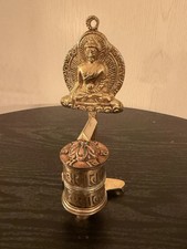 Gebetsmühle mit Buddha
