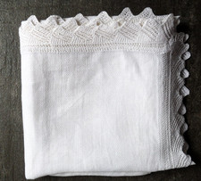 Vintage Tischdecke weiß,  wunderschön gehäkelter Spitzenrand  ca. 90x90 cm