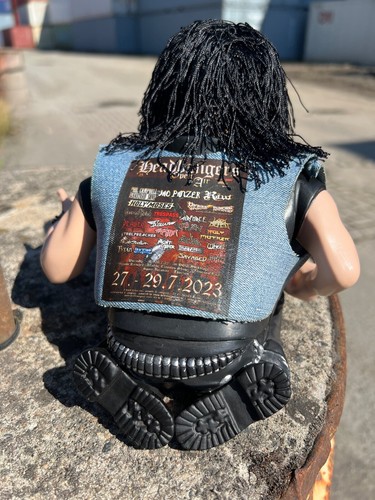 Headbanger mit jeanskutte und - mit,