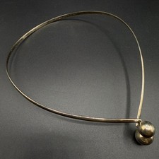 Halsreif im modernistischen