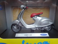 Vespa 946 silber 1/18 Roller