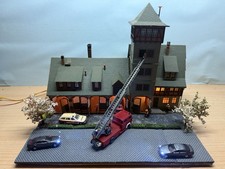 Diorama H0/1:87, Feuerwehrwache, Übungsszene, Einsatzfahrzeuge, 2 Pkw mit Licht