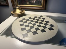 Schachbrett aus rundem Stein