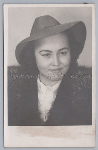 Frau mit schlapphut - mit,