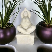 Yoga Dame auf Sockel