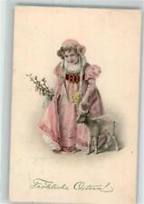 39738955 - Maedchen im klassischen Kostuem mit einem Schaf und Weidenkaetzchen