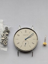 Nomos Glashütte Uhrwerk und Gehäuse.