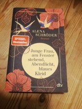 Junge Frau, am Fenster stehend, Abendlicht, blaues Kleid - Alena Schröder UNGELE