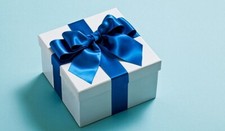 Umzugskarton voller Kleidung Taschen Accessoires