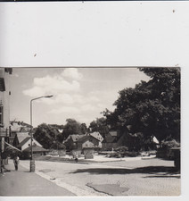 Postkarte DDR unbekannter Ort Laterne Straße im schlechten Zustand um 1960