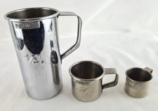 Drei Vintage Metall Messbecher