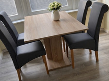 Esszimmer-Set aus hellem Holz