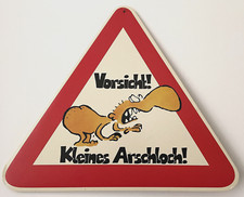 Vorsicht kleines Arschloch /