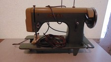 1) Ideal Nähmaschine mit zwei Riemen, war in ein Tisch Eingebaut