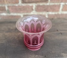Antiker Öllampenschirm aus geätztem Cranberryglas Tulpenform floral