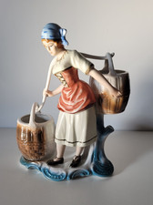 Alte Porzellan Figur Bäuerin Wasserträgerin circa 18 cm Crown Regent Romania