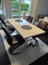 Tisch mit 4 Schwingstühlen