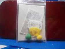 EIN KLEINES STÜCK STRICK, EIN KLEIDMUSTER UND ZEITUNG FÜR EINE PUPPENSTUBE NR.3