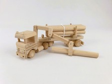 LKW mit Baumstämmen und Kran Holzspielzeug Holzfahrzeug Kinderspiel 35x7x14 cm