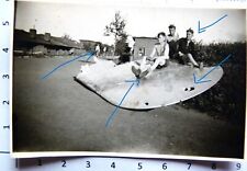 original Foto 2. Weltkrieg Jungs auf Flügel von abgeschossener Flying Fortress