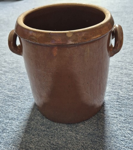 Großer brauner tontopf mit - großer,