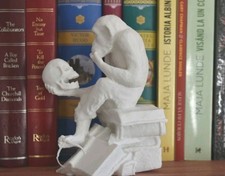 Affendenker Statue mit Schädel - Philosoph Affe Skulptur - Buchliebhaber Giff