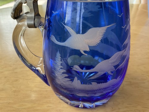 Bierkrug aus blauem glas mit - bierkrug,