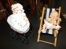 Puppenstuben Nostalgie Korbwagen mit Püppchen + Liegestuhl mit Püppchen