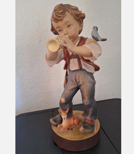 Alte holzfigur junge mit - holzfigur,