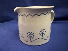 a.  KeramikKrug Milchkrug beige mit blauer Staffage stilisiert Bunzlau H 11 cm