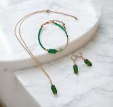 Zarte Goldkette mit grünem