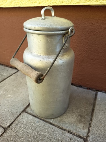 Alte milchkanne mit holzgriff - milchkanne,